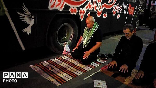 آیین عزاداری و نماز استغاثه به یاد رهبر امت اسلام در حسینیه امام خمینی 