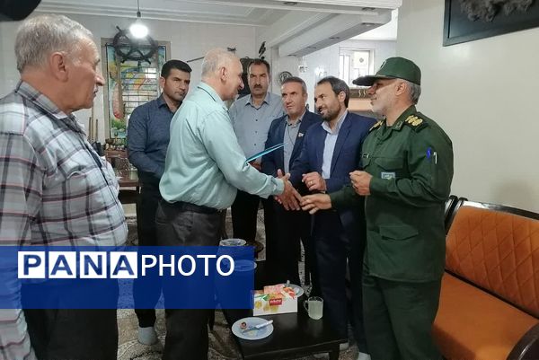 دیدار مسئولین شهر بیضا از خانواده شهدا