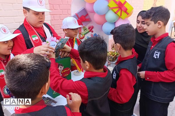 جشن عاطفه‌ها در دبستان ایمان همزمان با سراسر کشور
