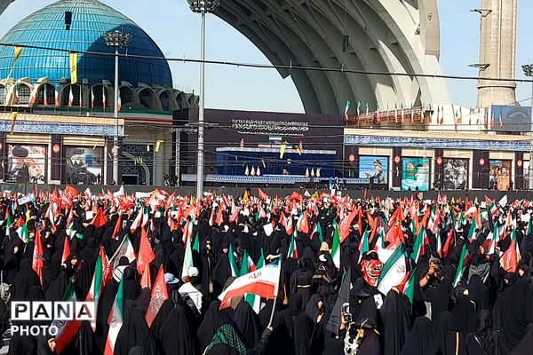 حضور باشکوه خونخواهان رهبر شهید در مصلی امام خمینی(ره) تهران