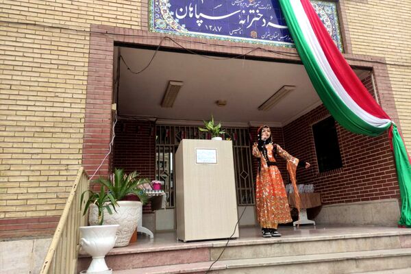 تقدیر از رتبه‌های برتر درسی در دبیرستان سپاهان بهارستان‌دو