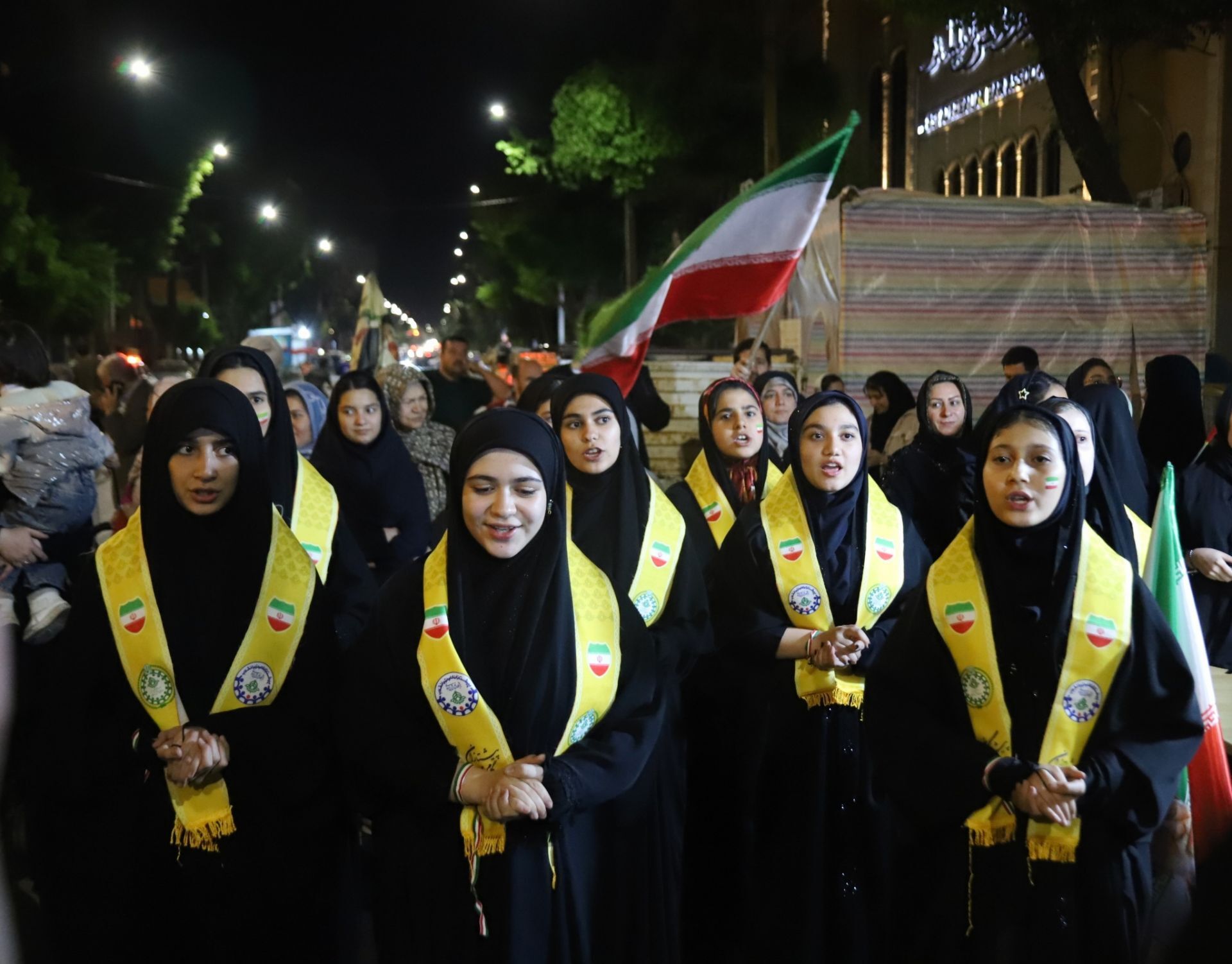 خروش شبانه «ناحیه ۵» در قلب غرفه؛ میعادگاهِ مقاومت و استکبارستیزی