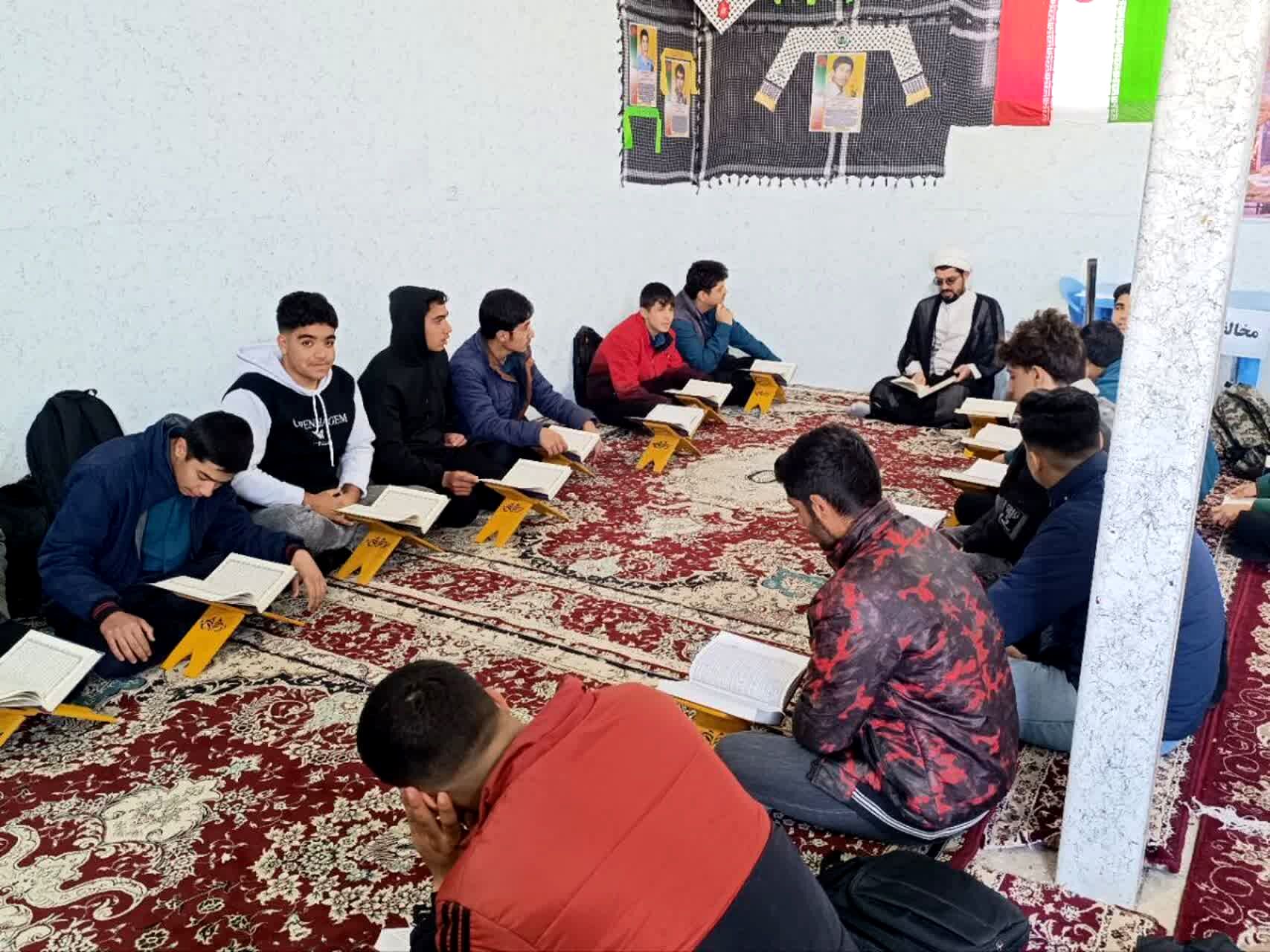 محفل جزء‌خوانی قرآن کریم در دبیرستان پسرانه صدرا ابرکوه
