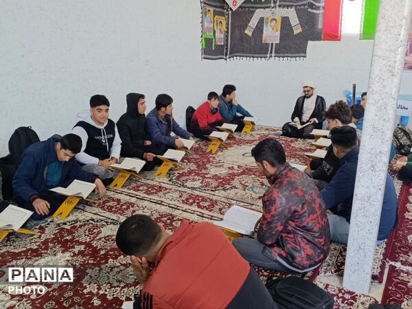محفل جزء‌خوانی قرآن کریم در دبیرستان پسرانه صدرا ابرکوه