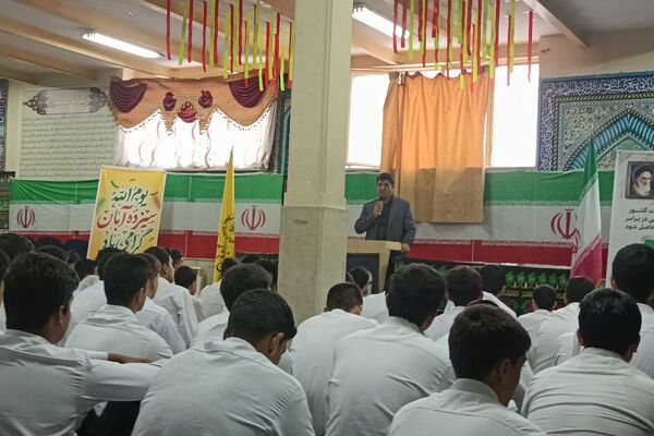 برگزاری مراسم هفته بسیج در هنرستان مجتمع فنی حرفه‌ای تهران در بهارستان‌دو