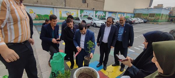 دانش‌آموزان و مسئولین شهرستان ملارد، در روز درختکاری جوانه‌های امید را به زمین هدیه دادند