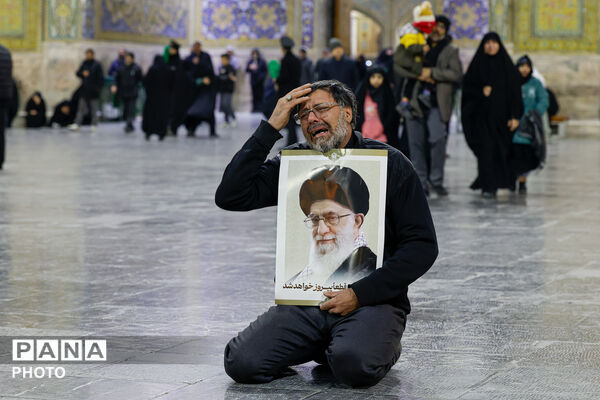سوگ و حزن اعلام شهادت رهبر معظم انقلاب در حرم مطهر رضوی-۱