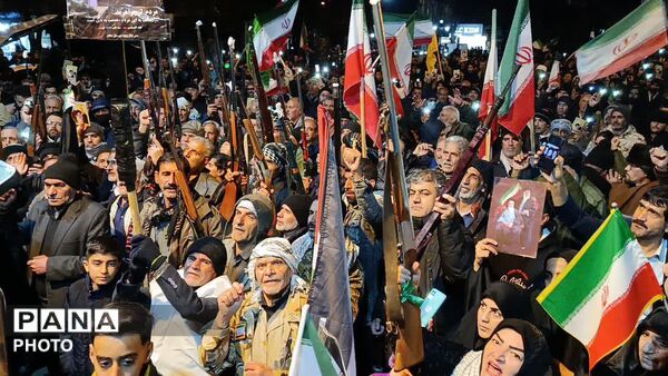 حضور با شکوه قشرهای مختلف مردم دلفان در پانزدهمین اجتماع شبانه در میدان امام خمینی(ره)
