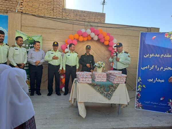 تجلیل از پدران ارتشی در دبستان دخترانه الزهرا به‌مناسبت هفته نیروی انتظامی