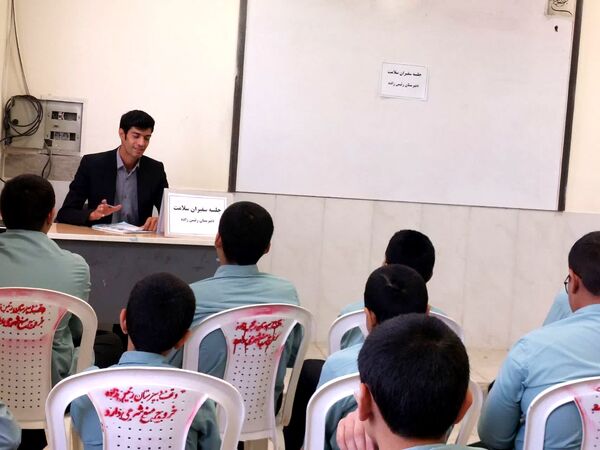جلسه سفیران سلامت در دبیرستان رئیس زاده شهرستان خلیل آباد 