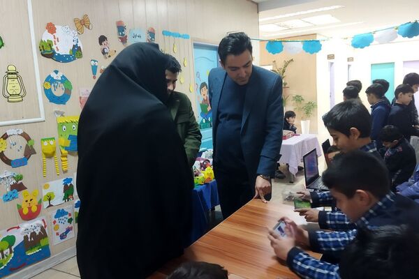 بازدید کارشناس پژوهش ناحیه دو شهرری از نمایشگاه پژوهش دبستان قلنبر