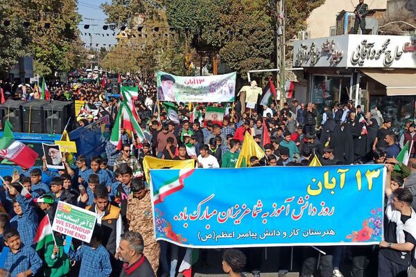 خروش هزاران دانش آموز ورامینی در ۱۳ آبان