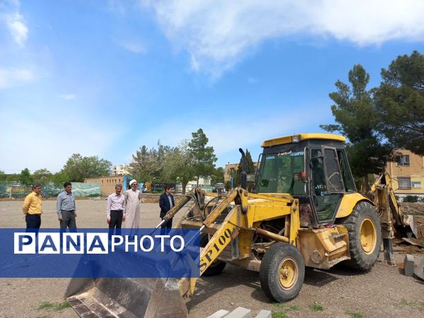 آغاز ساخت زمین چمن مصنوعی در دبیرستان نمونه دولتی دانش