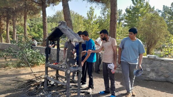 خودکفایی در آشپزی؛ دانش‌آموزان جوجه را از زغال تا سفره رساندند