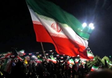 چراغ میدان همچنان روشن است