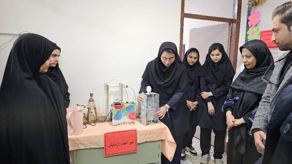 بازدید مسئول پژوهش‌سرای دکتر حسابی از دستاوردهای دانش‌آموزان مدرسه شاهد شهید نوری
