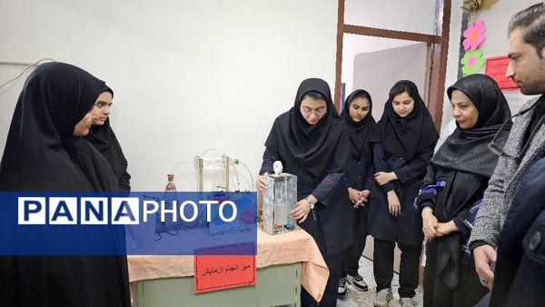 بازدید مسئول پژوهش‌سرای دکتر حسابی از دستاوردهای دانش‌آموزان مدرسه شاهد شهید نوری