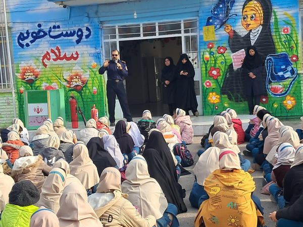 آموزش پیشگیری از مخاطرات چهارشنبه سوری در دبستان سمیه