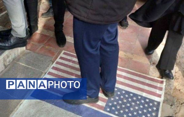 جشن انقلاب در دبستان لاله‌های انقلاب 