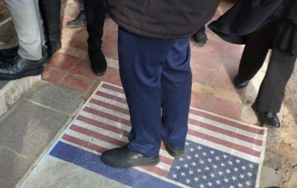 جشن انقلاب در دبستان لاله‌های انقلاب 