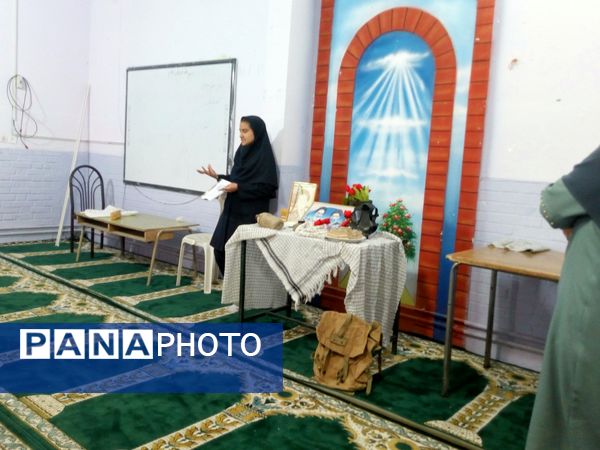 خوانش زندگی نامه شهدا در دبیرستان فاطمیه