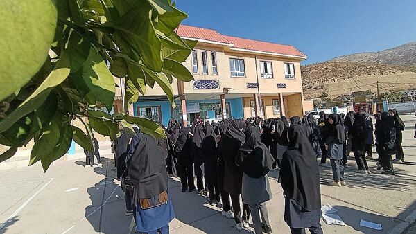 برگزاری مانور پدافند غیر عامل در دبیرستان الزهرا دیشموک 