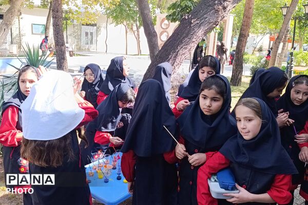 نقاشی دانش‌آموزان دختر در هفته کودک