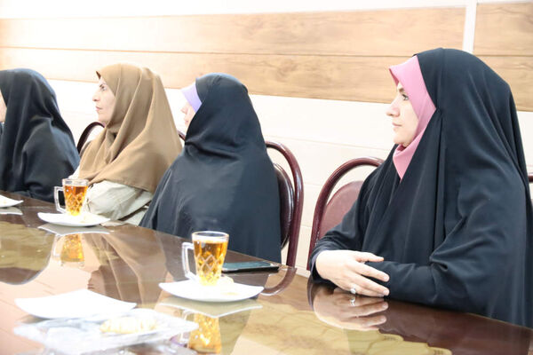 بازدید مدیر آموزش و پرورش اسلامشهر از بازارچه خیریه دبستان شاهد فاطمه زهرا(س)
