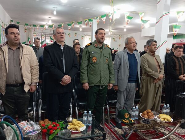 نواختن زنگ انقلاب در مدرسه قادر خانزاده شهرستان بانه