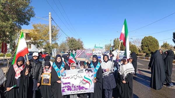 حضور پرشور دانش‌آموزان رباط‌سنگ در راهپیمایی 13 آبان ؛ حماسه‌ای از شور و همبستگی 