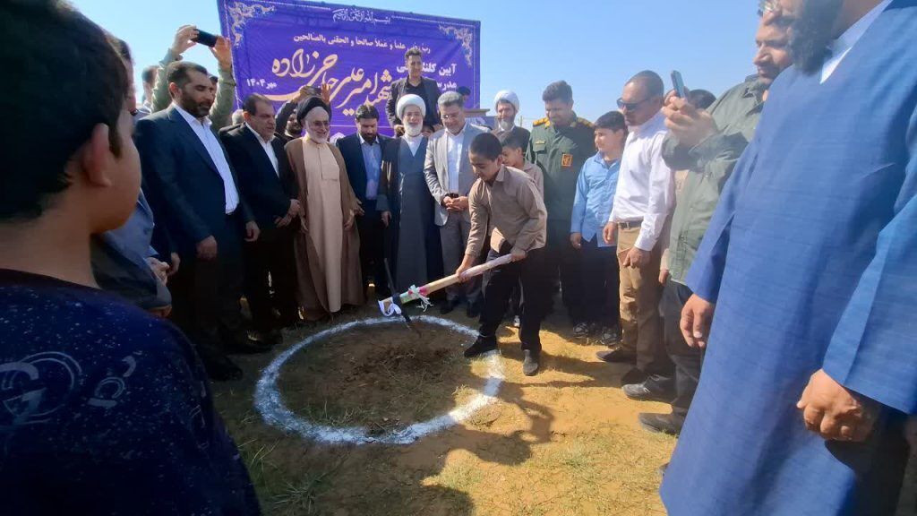 کلنگ‌ ساخت دبیرستان شش‌کلاسه شهید امیرعلی حاجی‌زاده در شهرک شهید نورمحمدی شوشتر به زمین زده شد