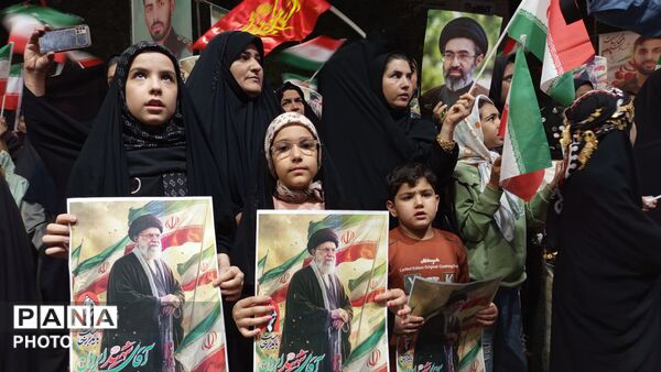 همنوایی فرهنگیان ناحیه یک در آیین وداع و تشییع رهبر در خیابان انقلاب