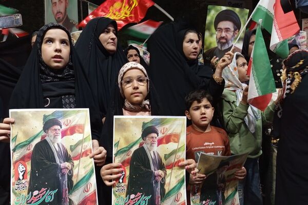 همنوایی فرهنگیان ناحیه یک در آیین وداع و تشییع رهبر در خیابان انقلاب