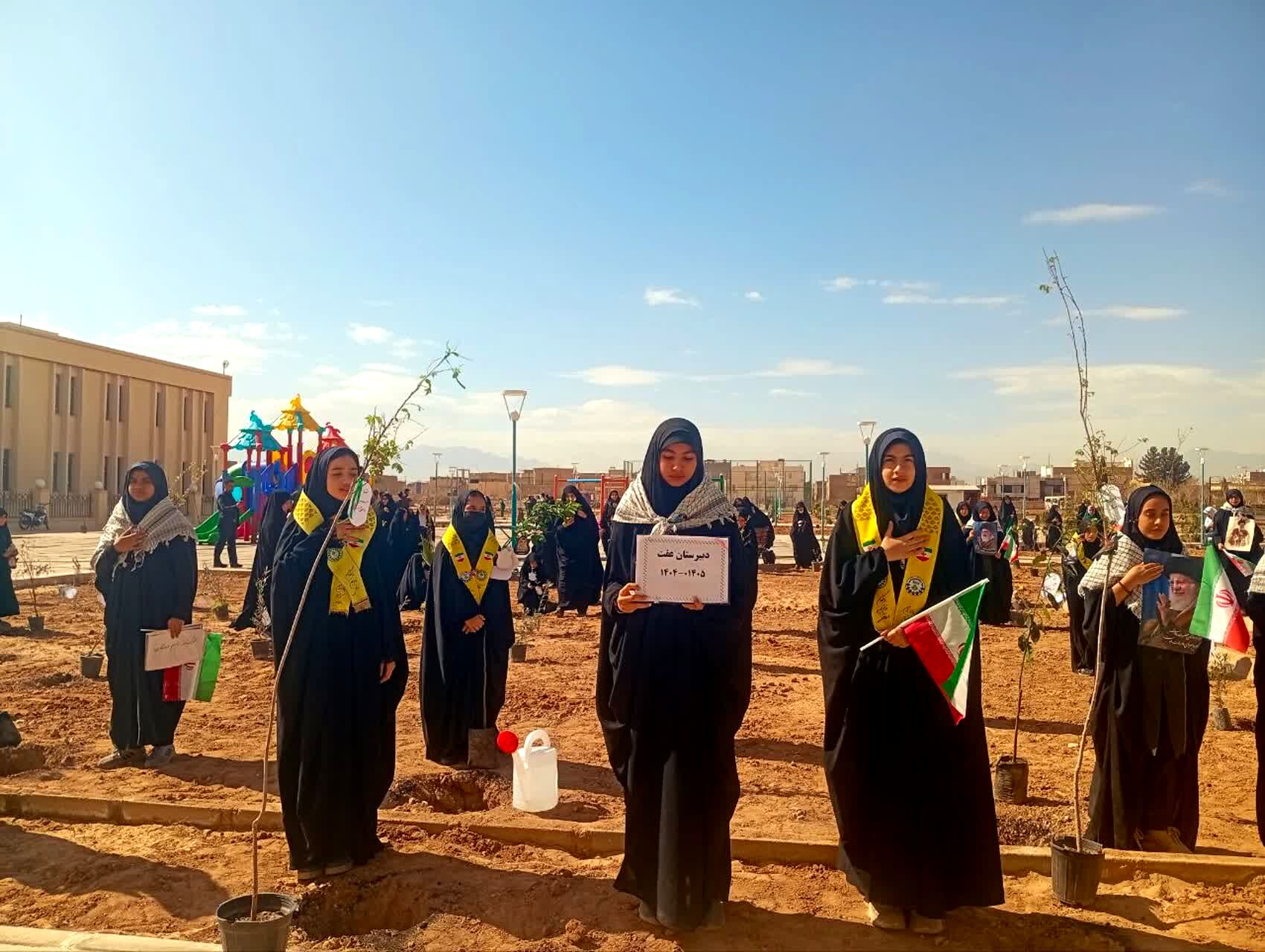 دانش‌آموزان دبیرستان عفت در کاشت ۱۰۰۰ درخت شریک شدند