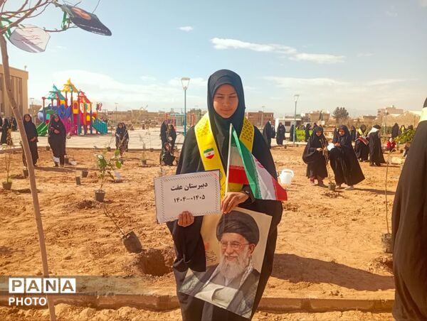 دانش‌آموزان دبیرستان عفت در کاشت ۱۰۰۰ درخت شریک شدند