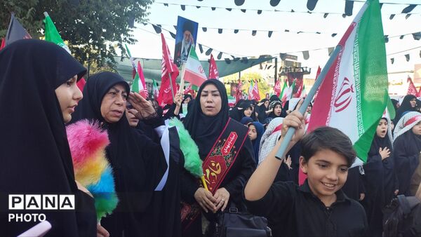 «باید برخاست» در اراک طنین‌انداز شد؛ پیام حماسه رهبر شهید به نسل نوجوان رسید