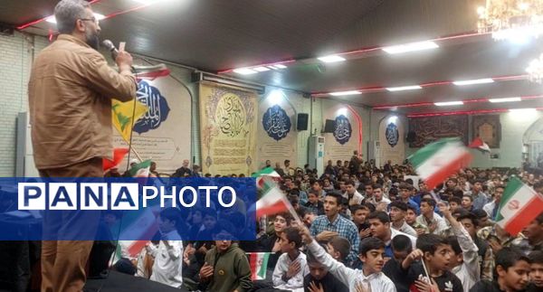 شادی دانش‌آموزان مشهدی در پی عملیات غیور مردان نیروهای سپاه وتجمع در مهدیه مشهد