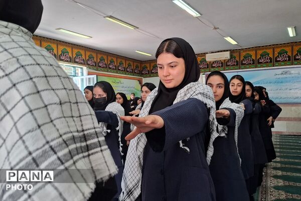 رزمایش رژه اقتدار در دبیرستان بنت الهدی بهارستان‌دو