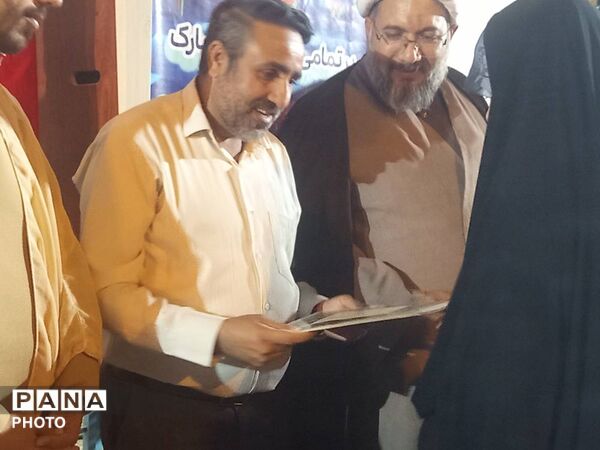 اجلاس سراسری نماز و تجلیل از دانش‌آموزان فعال در حاجی‌آباد