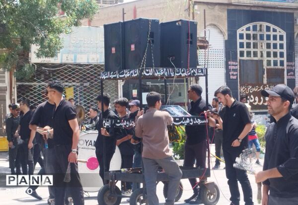 خیابان امام در روز تاسوعای حسینی حال و هوای دیگری میدهد 