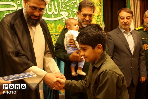 دیدار نماینده ولی فقیه و فرمانده سپاه همدان با خانواده شهدا