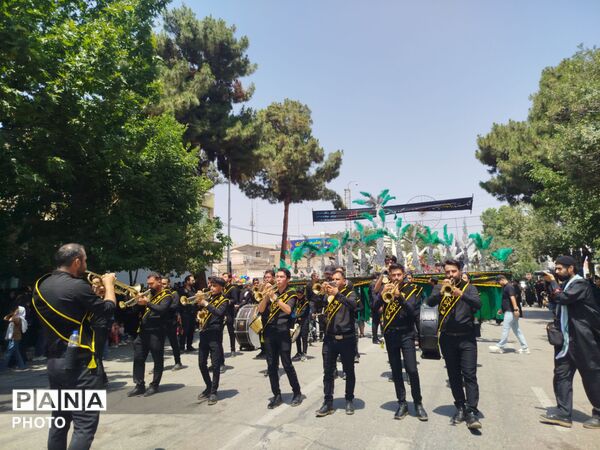 خیابان امام در روز تاسوعای حسینی حال و هوای دیگری میدهد 