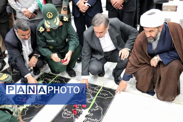 گلباران مزار مطهر شهدا به‌مناسبت هفته دفاع مقدس در بجنورد