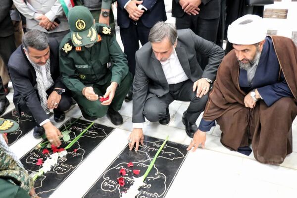 گلباران مزار مطهر شهدا به‌مناسبت هفته دفاع مقدس در بجنورد