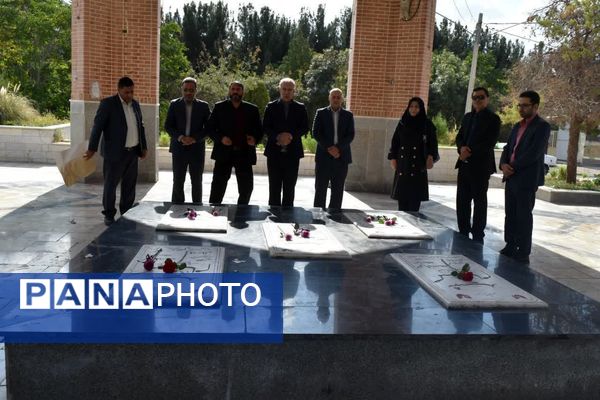 گلباران مزار مطهر شهدا به‌مناسبت هفته دفاع مقدس در بجنورد