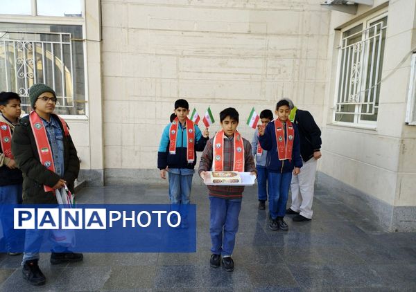 نواختن زنگ انقلاب در دبستان امام حسن (ع) مصلی نژاد ناحیه دو 