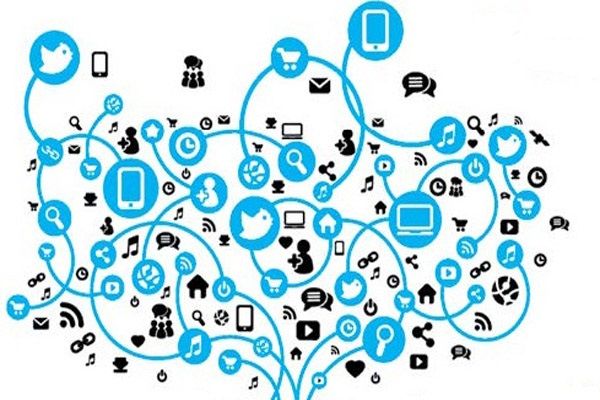 برنامه‌های درسی رسانه بر روابط عمومی و ارتباطات جمعی تمرکز دارد