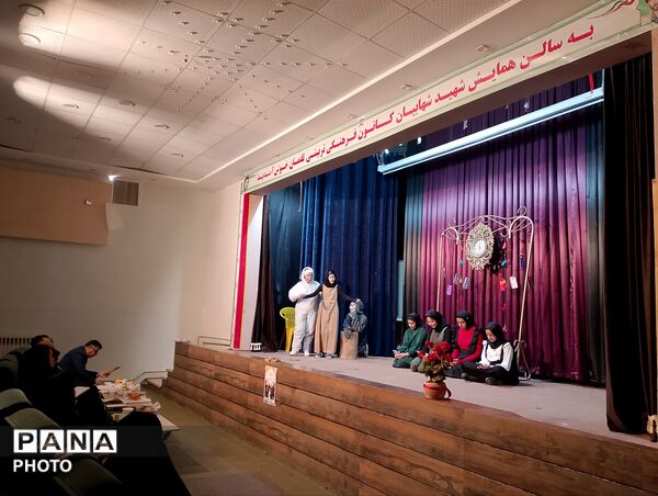مسابقات تئاتر صحنه ای دختران در شهرستان کاشمر