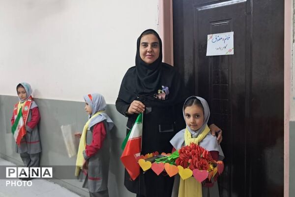 هم‌کلاسی‌های مهربان در مدرسه حاج محمدعلی تقی‌پور
