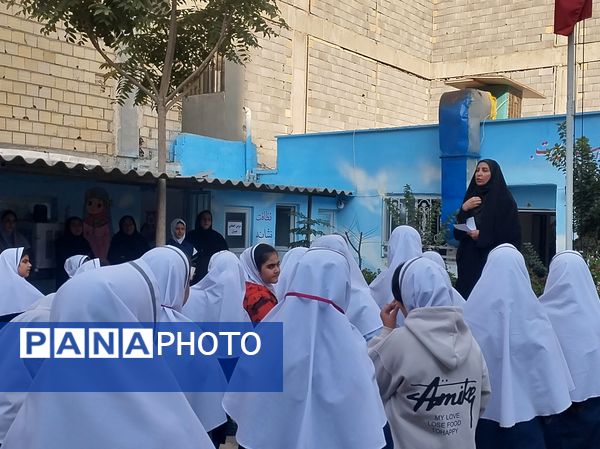 حضور مامور نیروی انتظامی در مدرسه و گفتگوی صمیمی با دانش آموزان و آگاهی بخشی درمورد مسائل امنیتی 